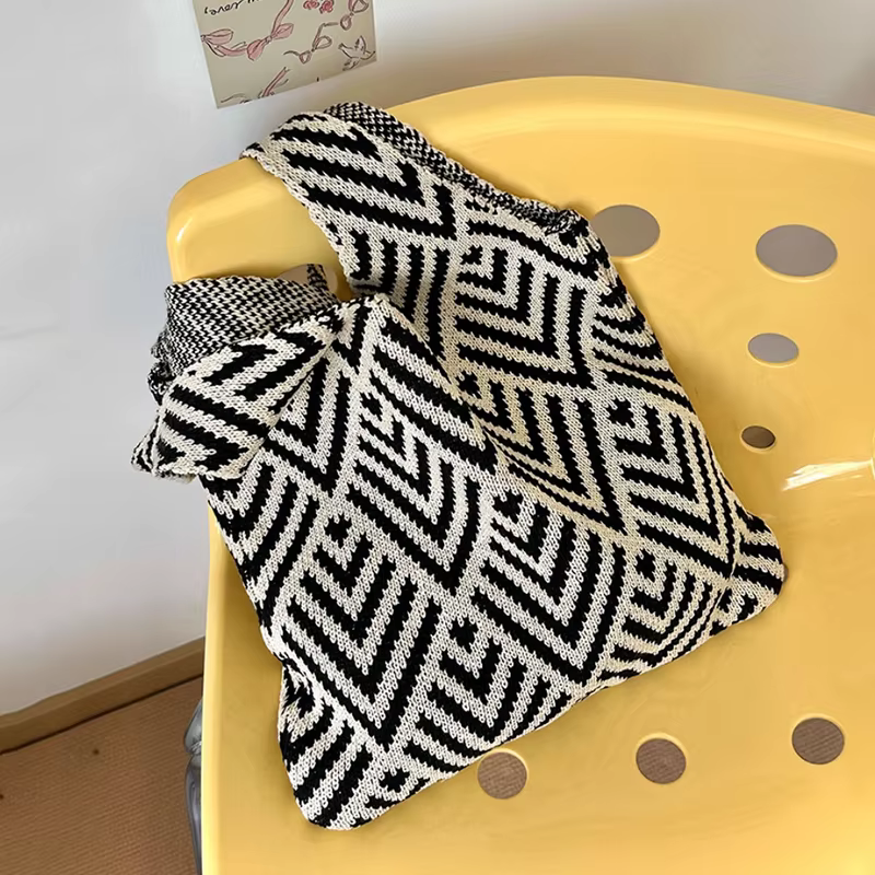Sac à main en tricot ajouré motif cerise