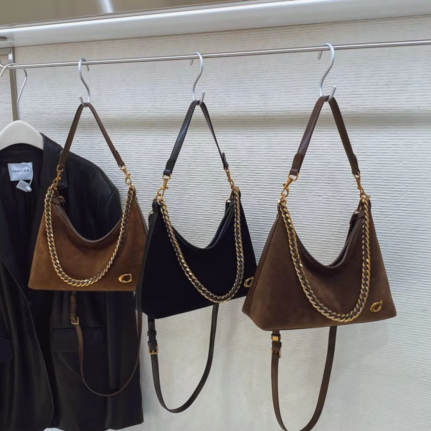 Sac fourre-tout en daim noir avec chaîne pour femme