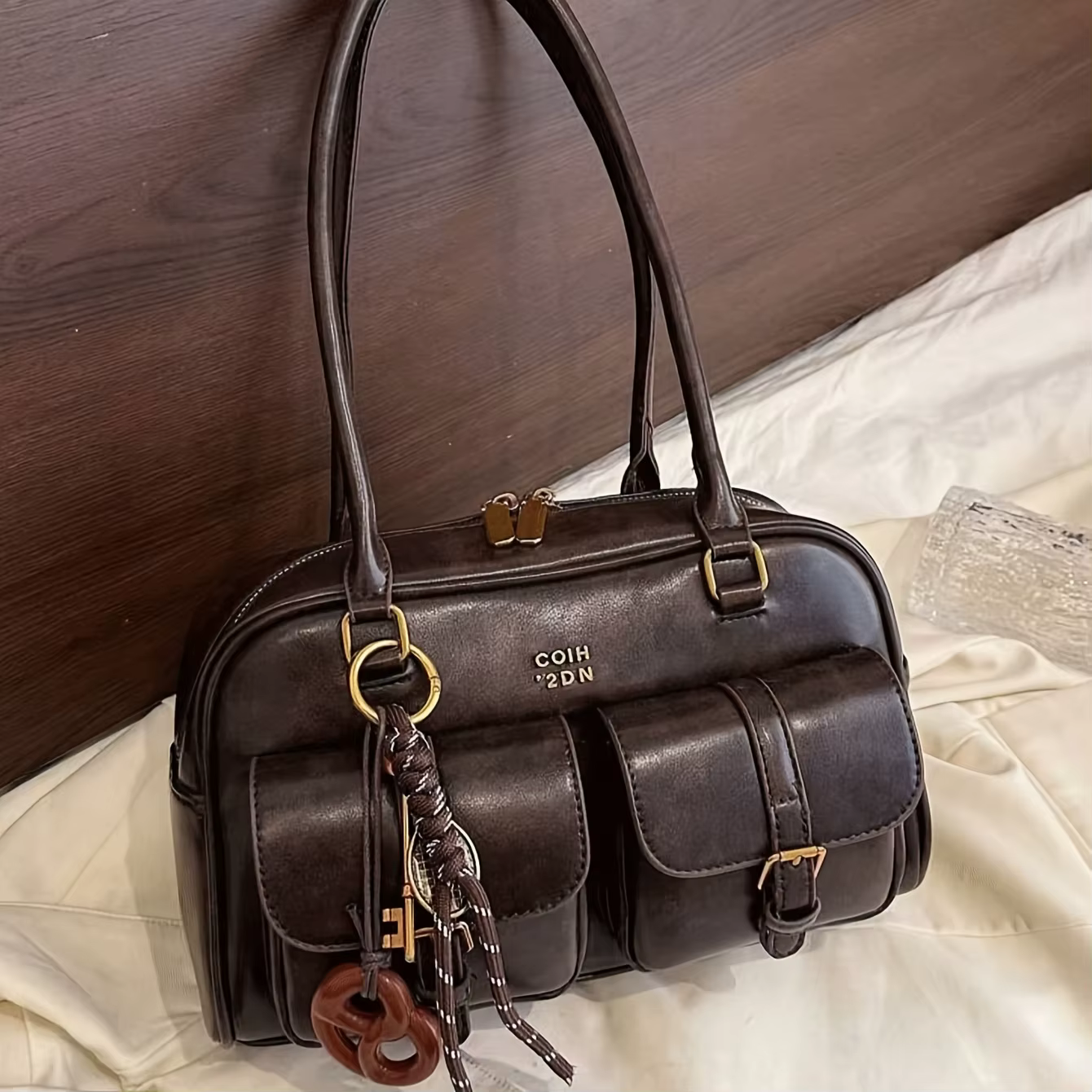 Sac à bandoulière fourre-tout multi-poches pour femmes avec matériel et lettre dorés