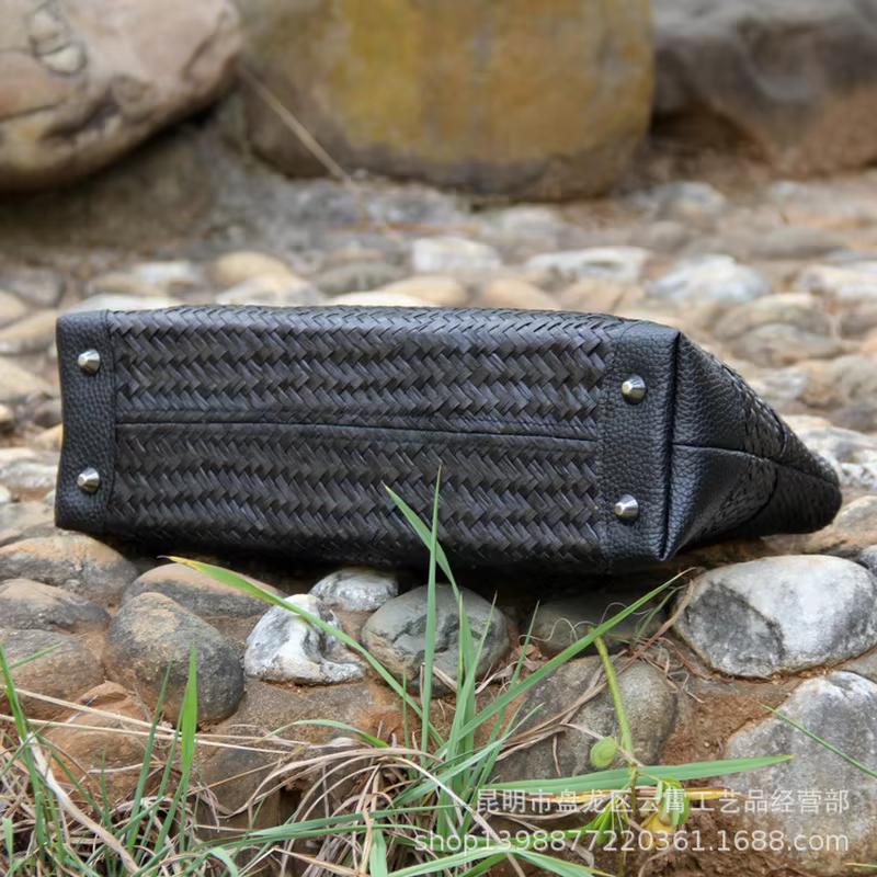 Sac tressé en rotin noir pour femme
