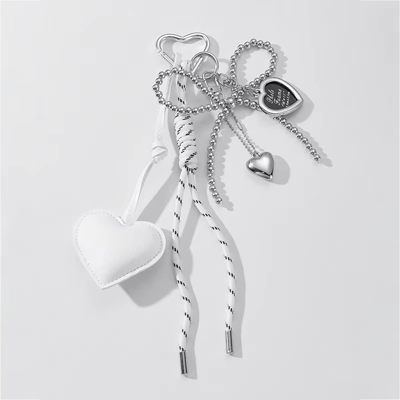 Porte-clés de luxe fait main avec pendentif cœur à pompon et nœud créatif, finition brillante, accessoire de sac mignon