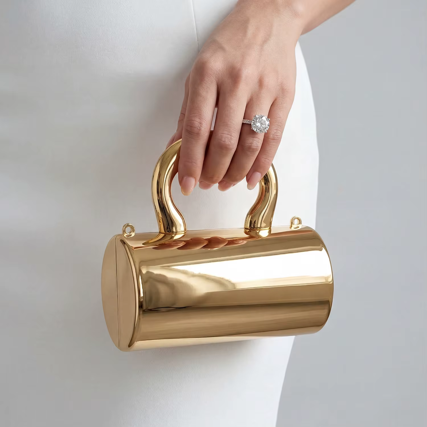 Mini pochette élégante pour femme en acrylique doré cylindrique avec une chaîne
