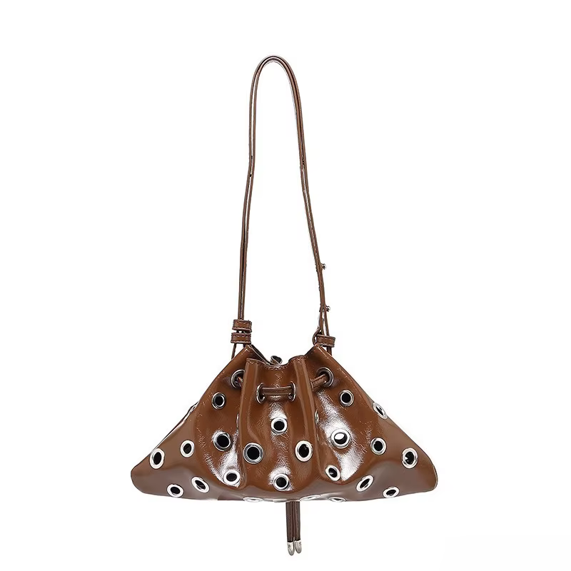 Sac seau pour femme à clous et découpes