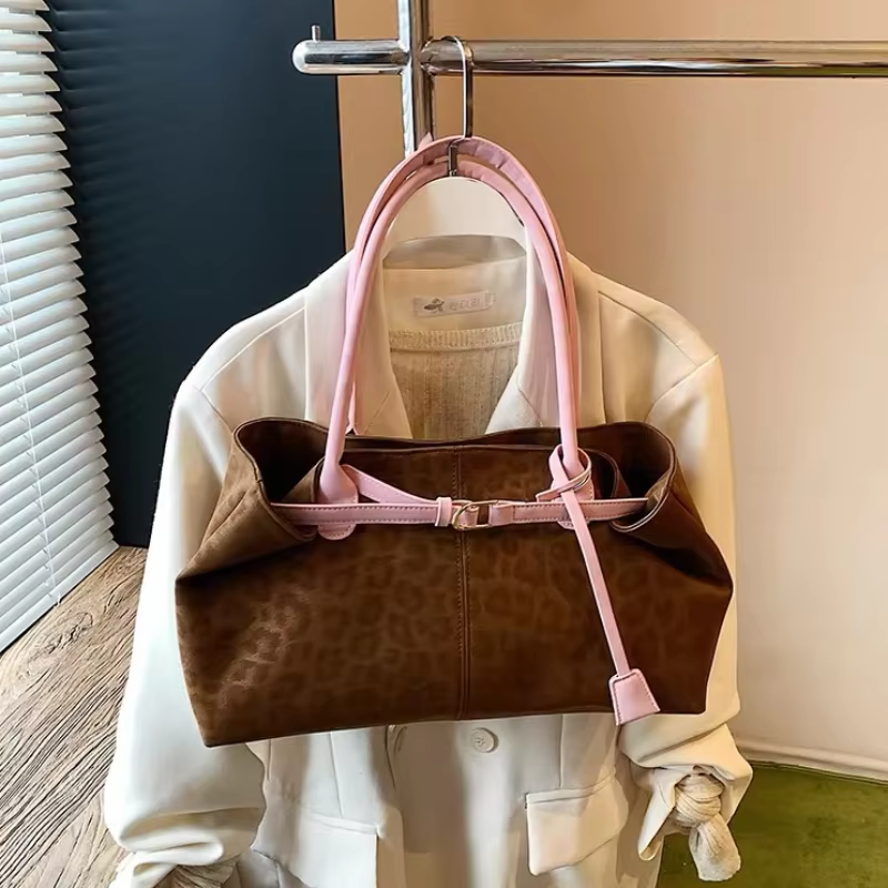 Sac fourre-tout vintage imprimé léopard avec bandoulière rose contrastante
