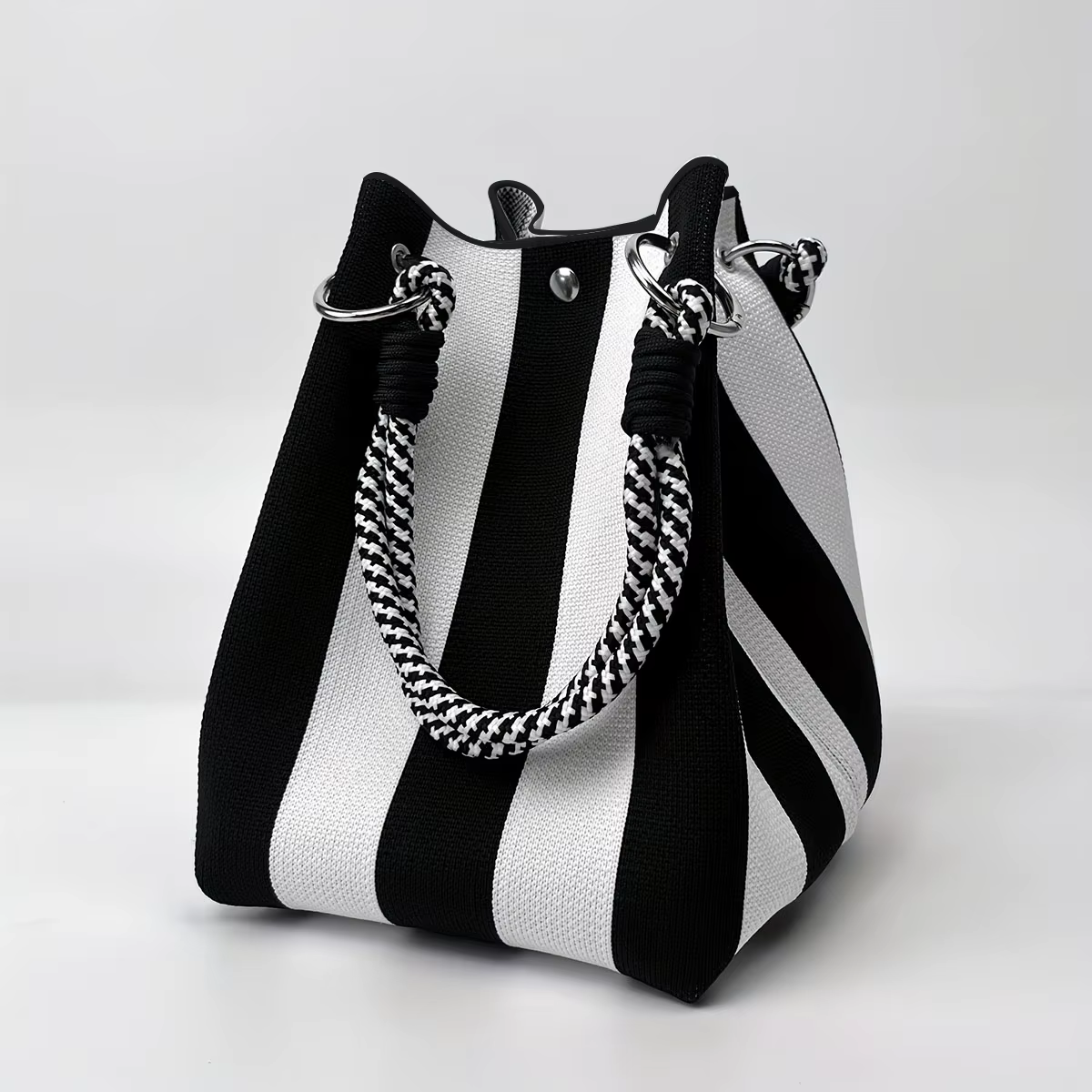Ce sac à main seau rétro tricoté multicolore est simple et bloquant les couleurs