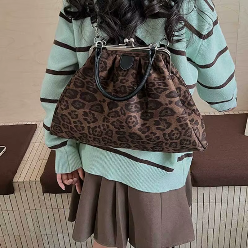 Sac à main pochette imprimé léopard pour femme avec fermoir métallique