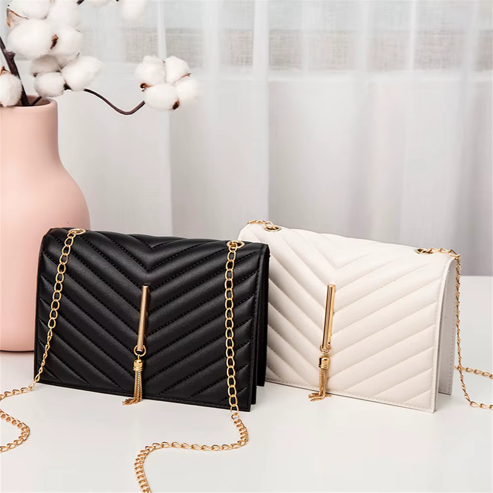 Mini sac à bandoulière à rabat avec pompon pour femme