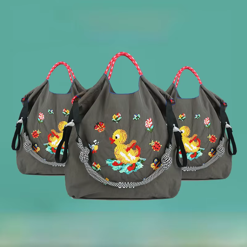 2025 nouveau sac à bandoulière en toile brodée sac à main caneton sac fourre-tout de grande capacité frais Style doux matériel en nylon saison de printemps