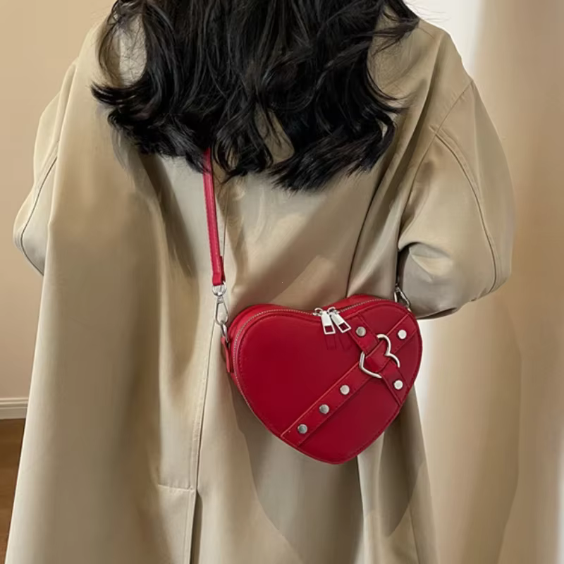 Vintage Y2K petite chaîne Rivet sac à bandoulière en forme de coeur sac à main rouge en cuir PU gothique sac