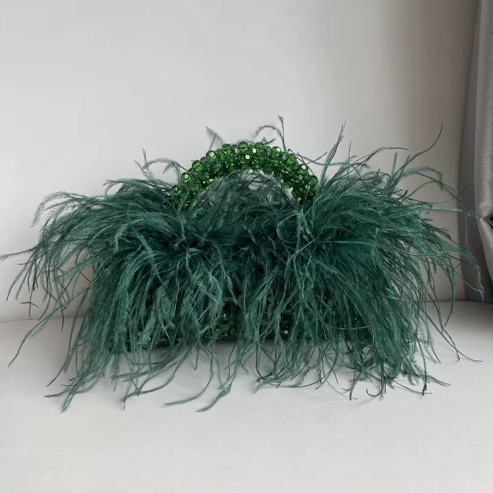 Sac à main en perles avec plumes et fourrure