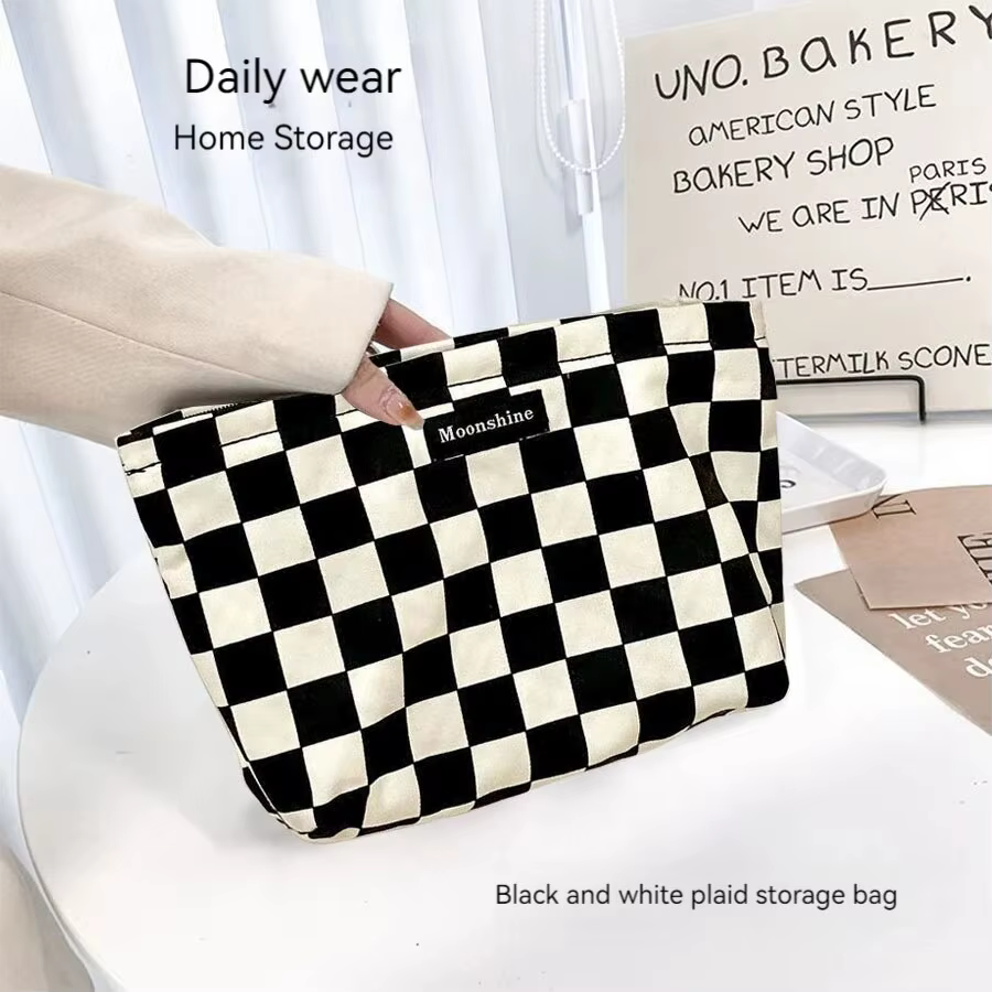 Sac à cosmétiques à carreaux noir et blanc