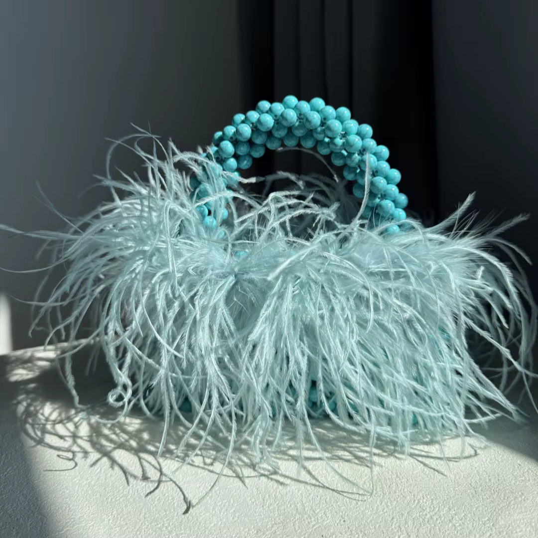 Sac à main en perles avec plumes et fourrure