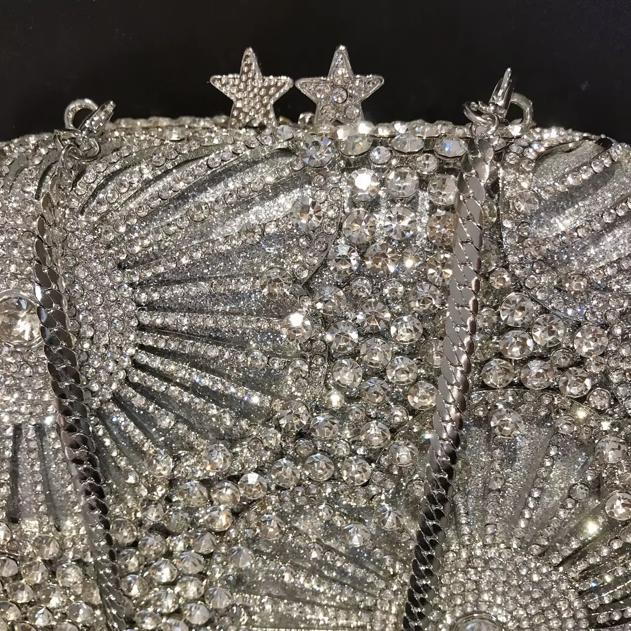 Pochette de soirée ornée de bijoux de luxe