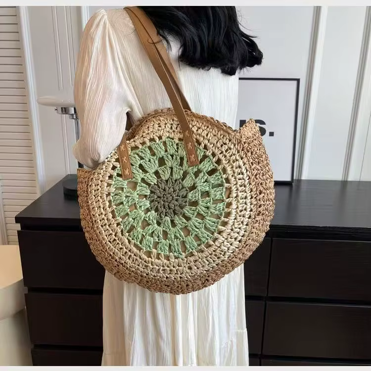 Sac rond en paille tressé à la main pour l'été