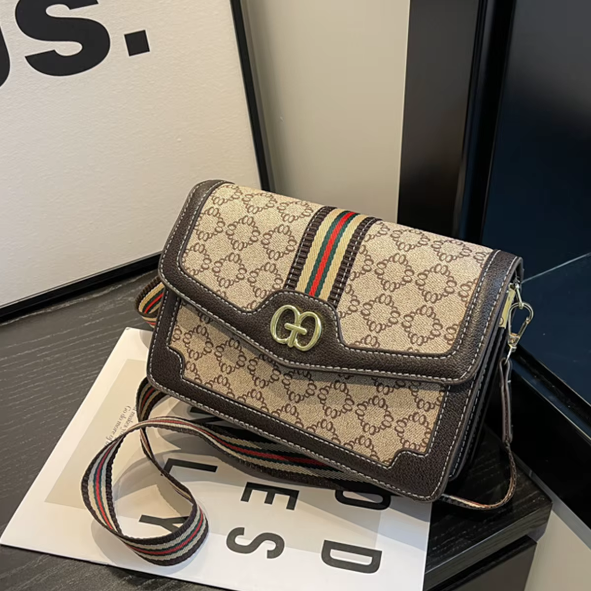 Sac bandoulière classique tendance en PU léger avec rabat