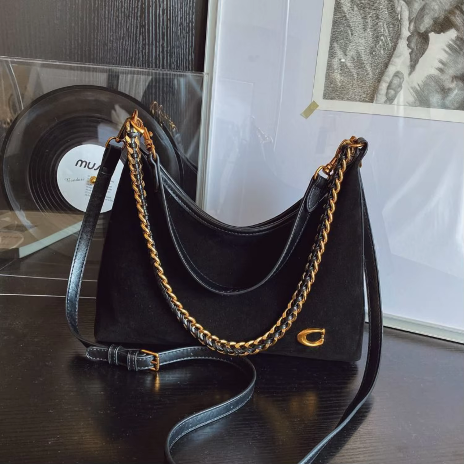 Sac fourre-tout en daim noir avec chaîne pour femme