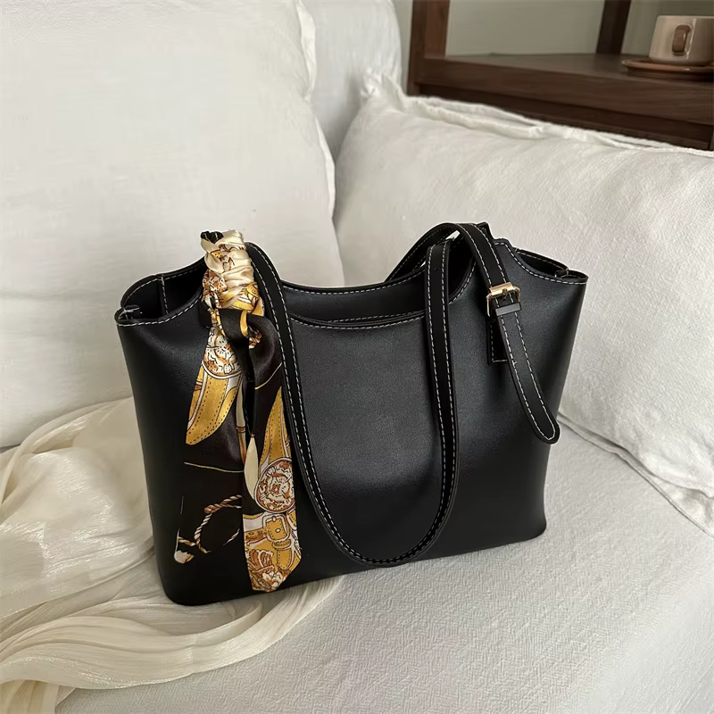Sac fourre-tout tendance avec accent élégant foulard en soie