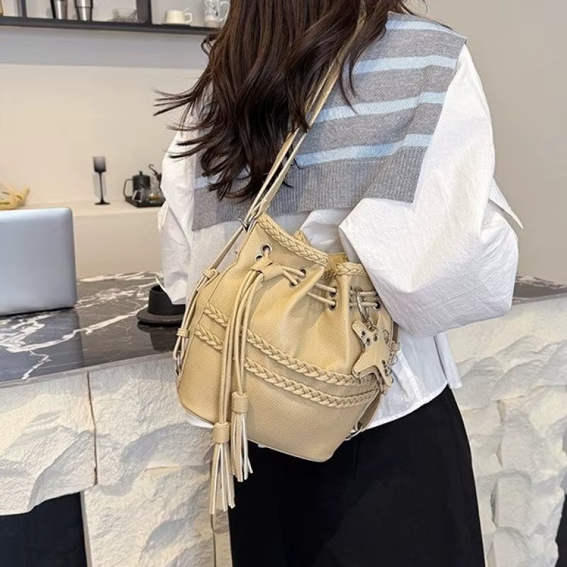 Sac fourre-tout haut de gamme pour femme fabriqué en cuir avec un célèbre designer inspiré et un look de banlieue Paris