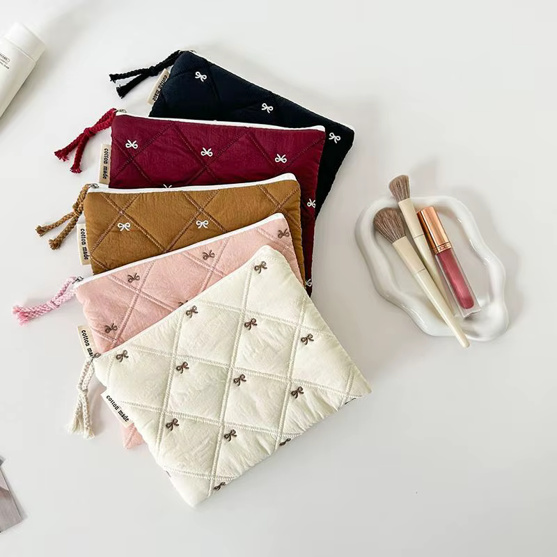 Pochette à cosmétiques matelassée avec nœud brodé
