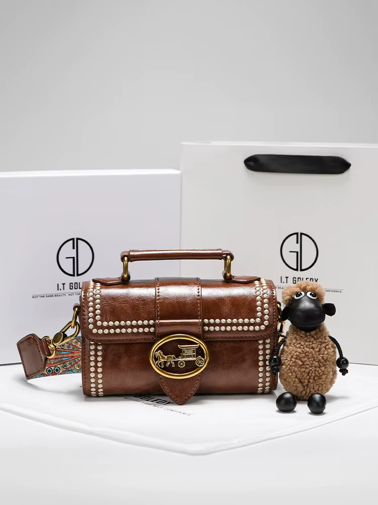 Sac carré vintage et luxueux à porter à la main avec rivets délicats et décorations métalliques de haute qualité