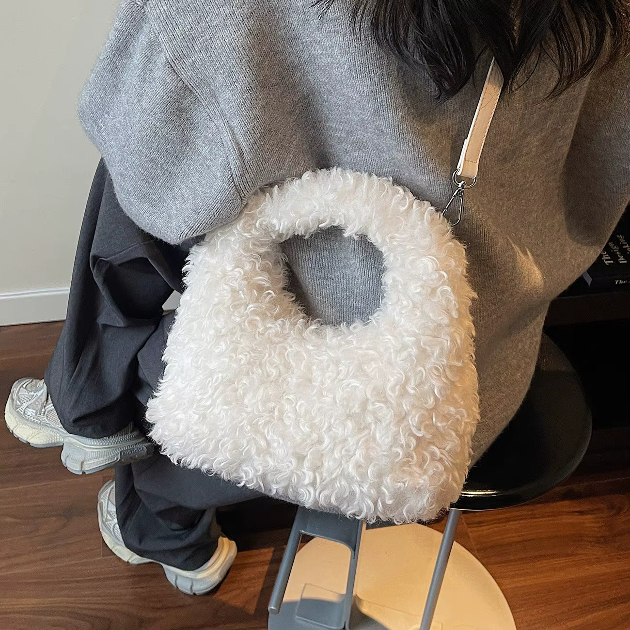 Sac à main femme en fausse fourrure d'agneau