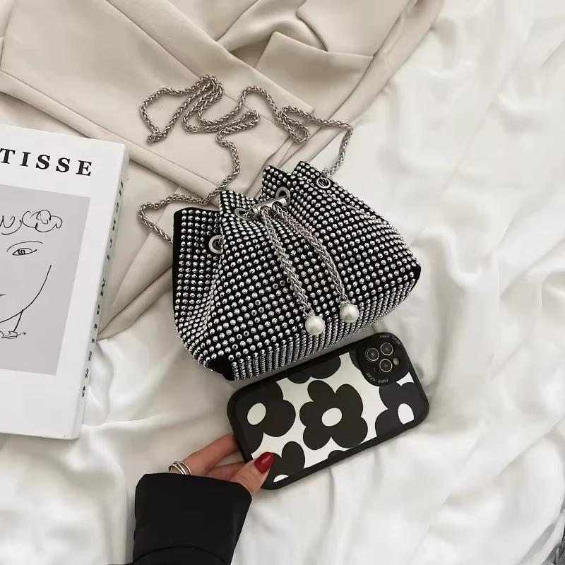 Sac seau décoré de paillettes à la mode