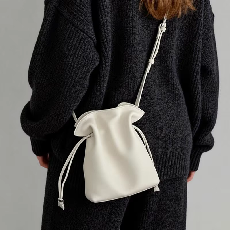 Sac nuage de marque en cuir souple avec fermeture à cordon