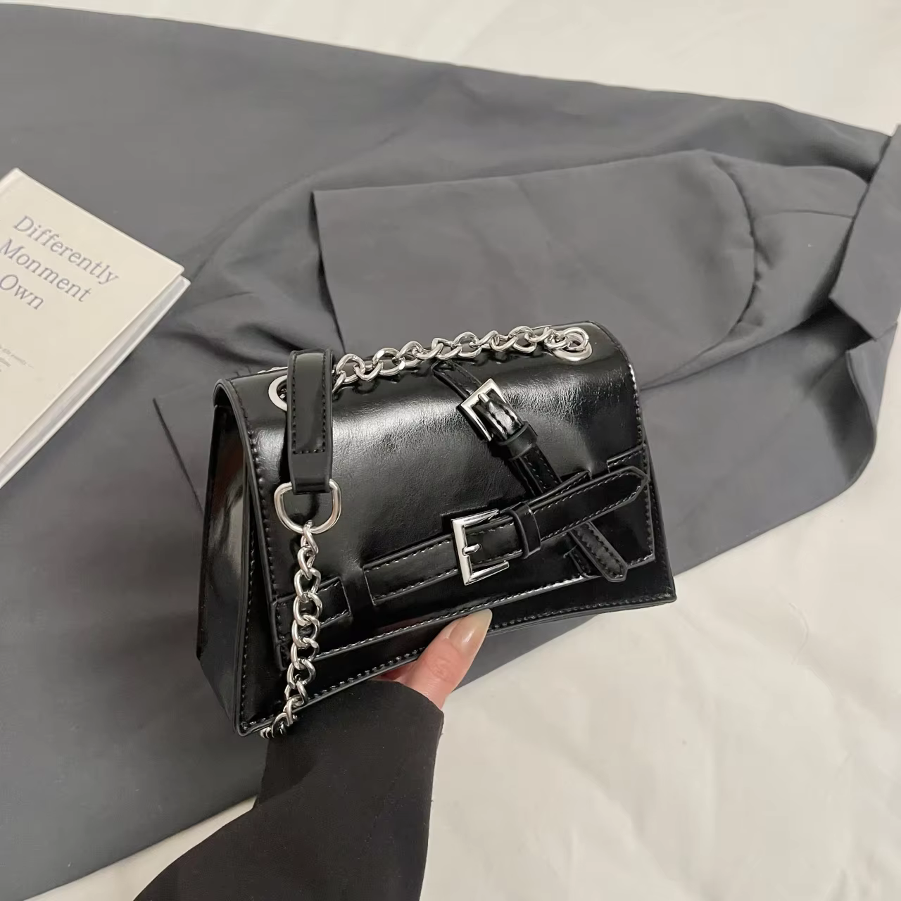 Sac à main rouge de marque