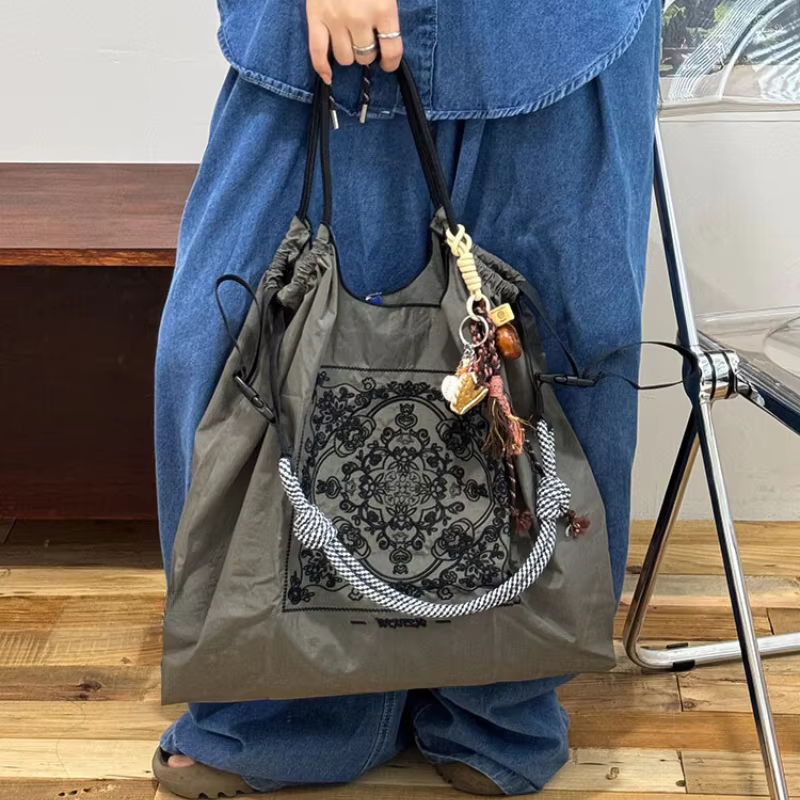 Sac à main en nylon brodé floral vintage pour femme – Sac