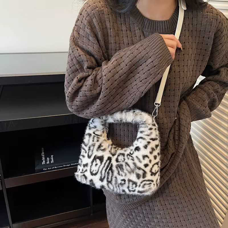 Pochette de soirée de luxe en fausse fourrure léopard