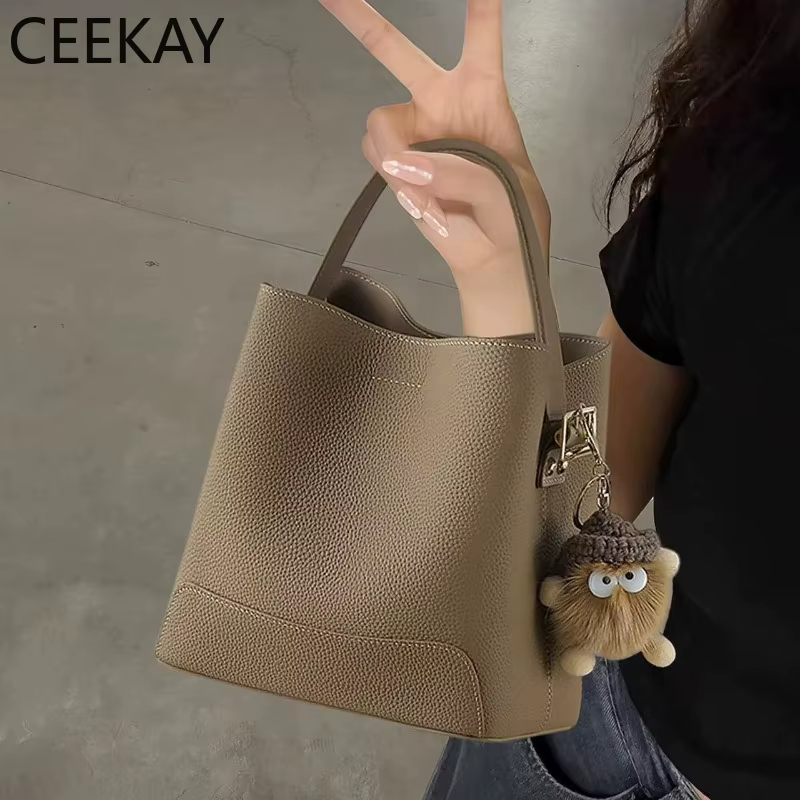 Nouveau Sac Seau en Cuir Kaki CEEKAY 2026 – Sac à Bandoulière Minimaliste avec Adorable Pendentif en Peluche – Sac à Main Décontracté pour Femme