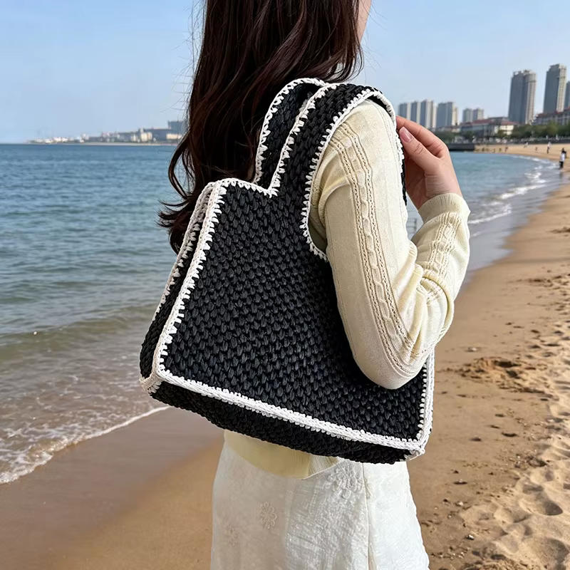 Sac fourre-tout cubique en raphia tressé français