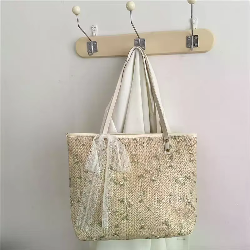 Sac fourre-tout en paille tressée avec broderie florale et détail nœud en dentelle