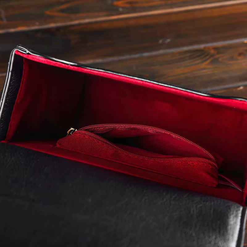 Le nouveau sac créatif pour femme est un sac à bandoulière rétro à main avec une véritable horloge et un petit sac carré brodé