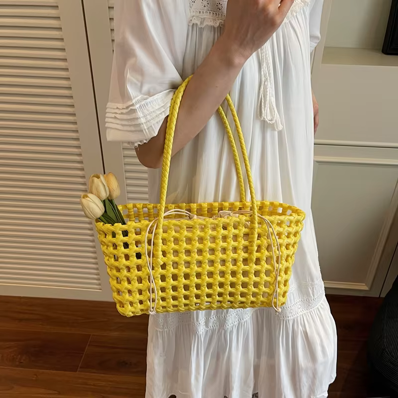 Sac Panier Bohème Coloré en PVC Tressé Grande Capacité 2-en-1 Sac à Main et Sac à Bandoulière pour Vacances et Trajets Quotidiens – 5 Couleurs au Choix