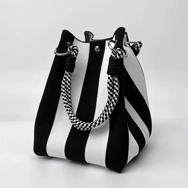 Ce sac à main rétro en tricot multicolore est simple et coloré