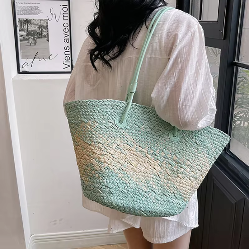Sac à bandoulière sous les bras en paille de couleur dégradée