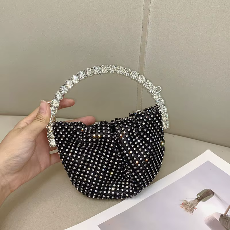 Sac à main plein de diamants