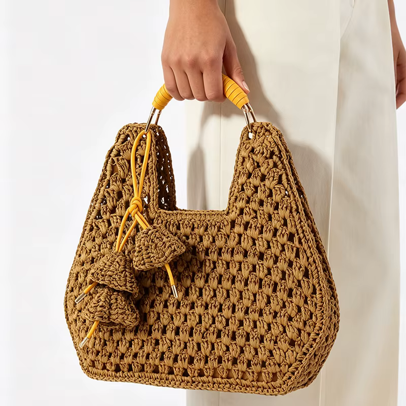 Sac à main en paille de raphia tissé à la main avec pendentif