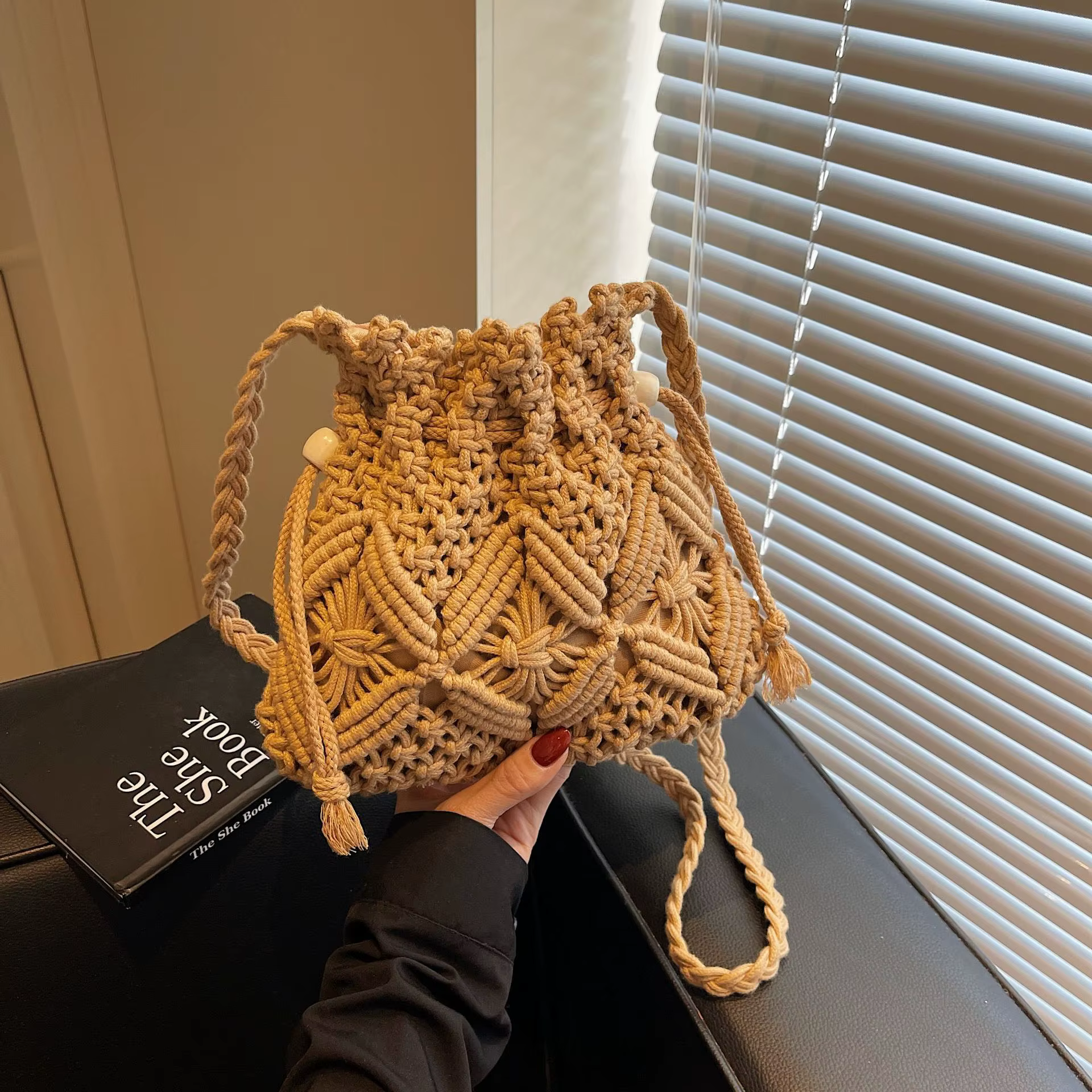 Sac seau creux tissé à la main kaki blanc pour femmes