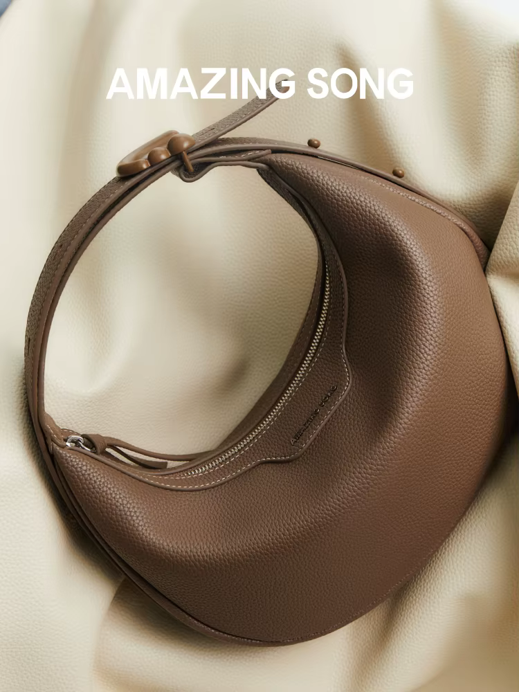 Petit Sac Song Demi-Lune, Objets