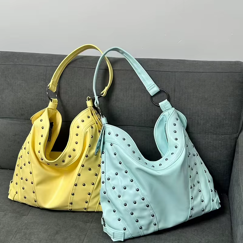 Sac à bandoulière vert menthe orné de clous métalliques