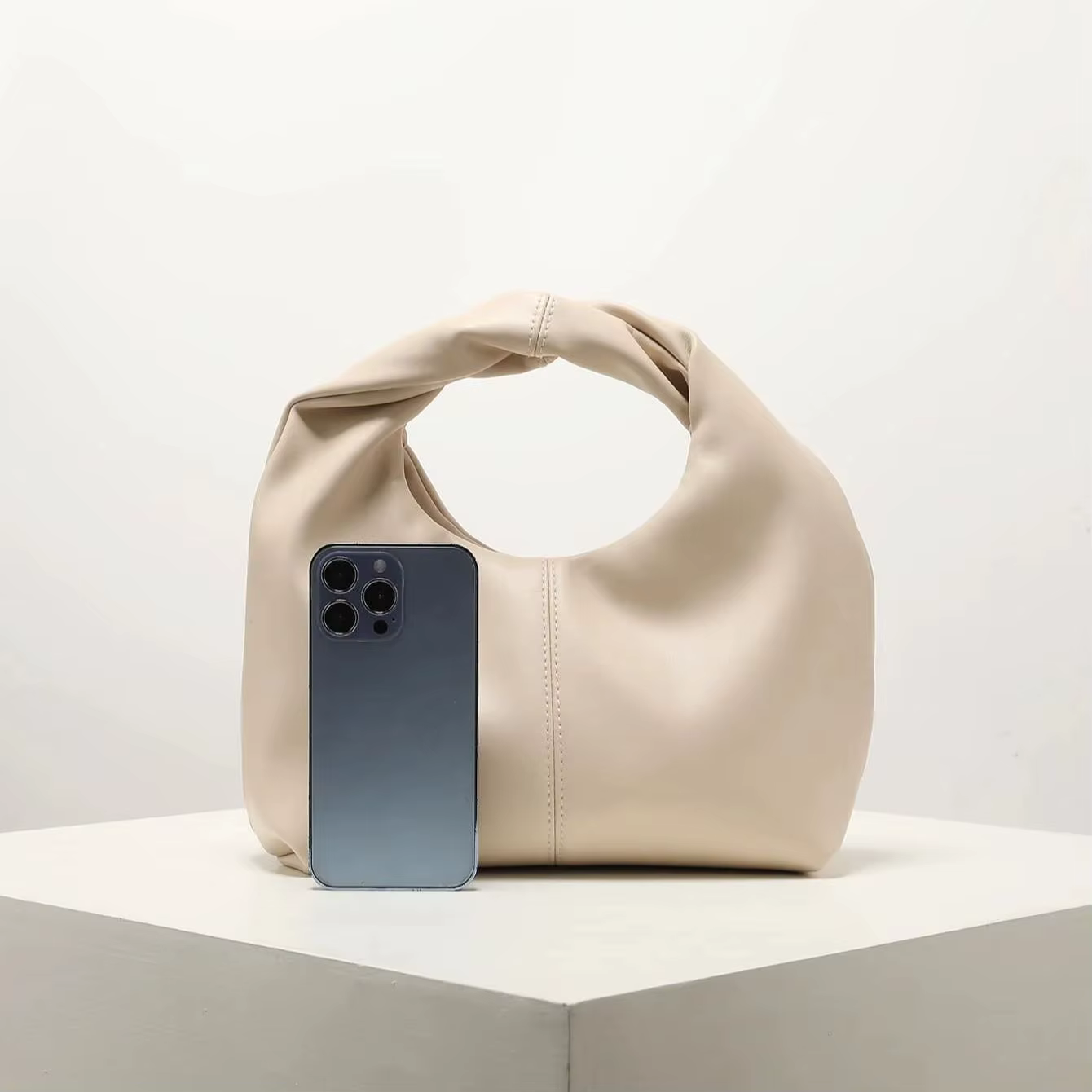 Sac carré torsadé élégant