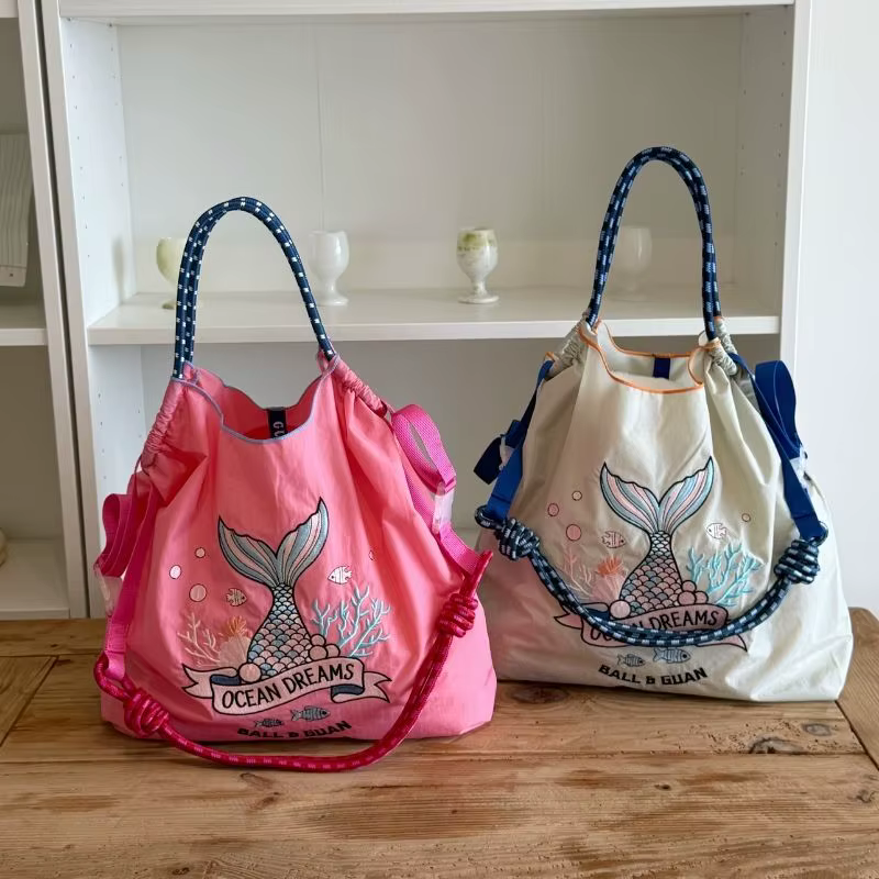 Sac à main pour femme avec motif de baleine brodé