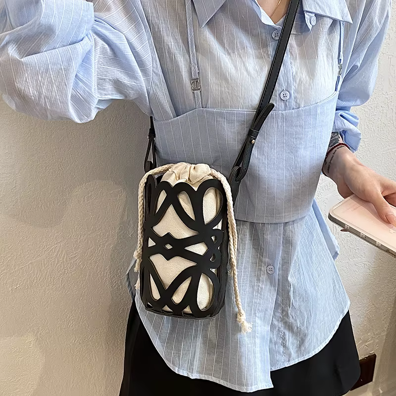 Sac bandoulière mini seau ajouré en PU uni avec cordon de serrage et sangle réglable