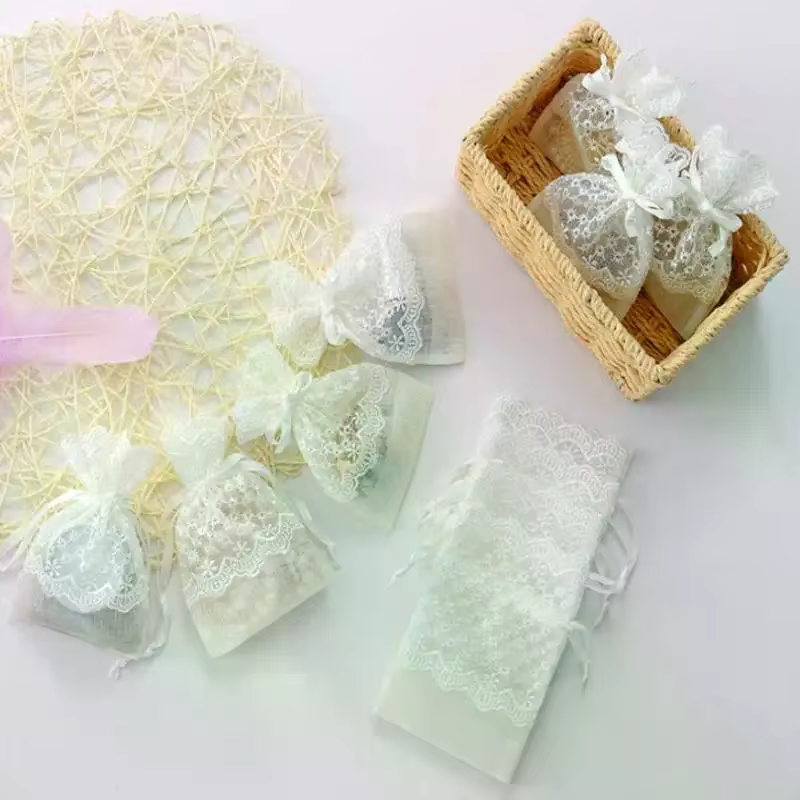 Sac cadeau blanc réutilisable en gaze et dentelle avec cordon de serrage pour le rangement