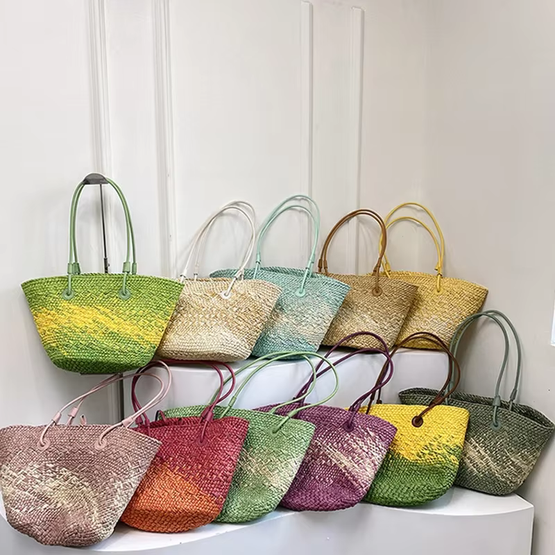 Sac à bandoulière sous les bras en paille de couleur dégradée