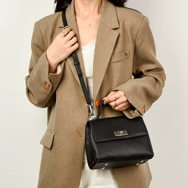 Sac bandoulière en cuir véritable à motif litchi avec boucle métallique