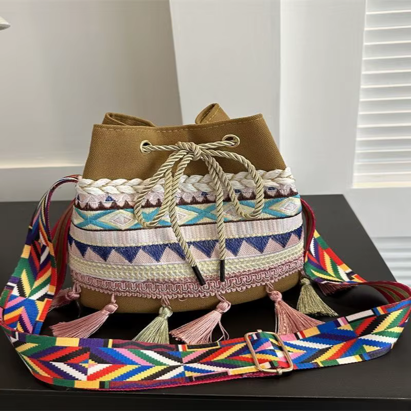 Sac seau bohème à cordon de serrage avec broderie ethnique et décorations à pompons pour les vacances