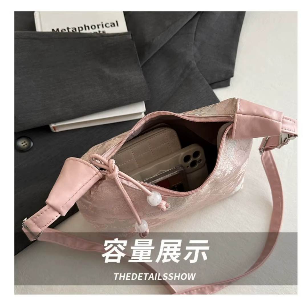 Nouveau sac fourre-tout tendance Chic sac à bandoulière brodé doux Texture en Nylon pendentif perle sac